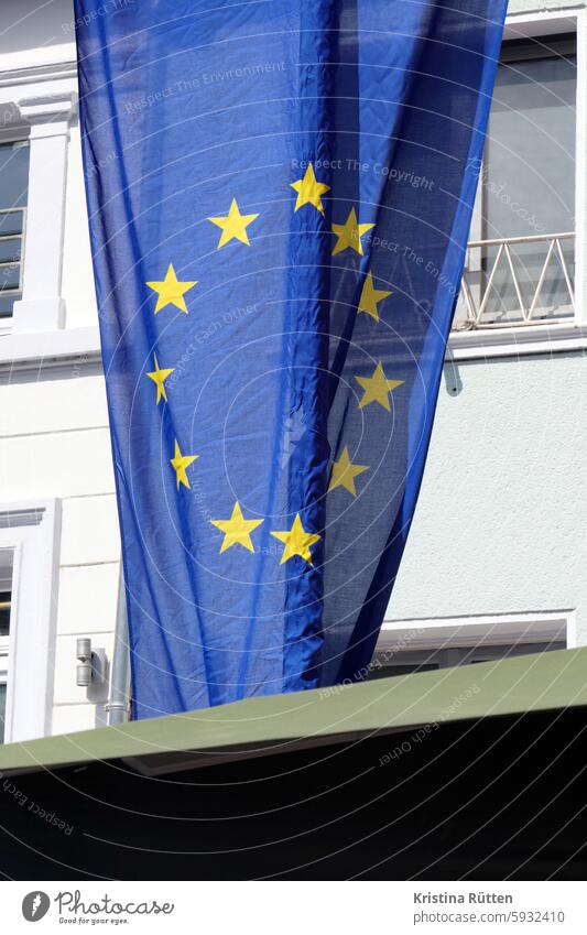 europa flagge europaflagge europäisch fahne europäische gemeinschaft europäische union verbund europarat gelb gold golden blau sterne sternenkranz zwölf symbol