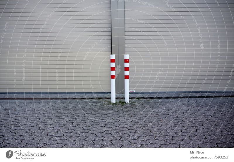 EinFall für zwei Arbeit & Erwerbstätigkeit Handel Güterverkehr & Logistik Industrieanlage Tor Gebäude Fassade Tür rot weiß Poller Rolltor Pflastersteine