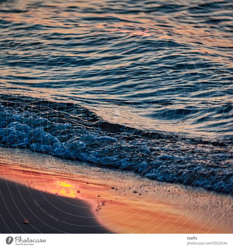 Abendlicht nach einer schönen Zeit Ostsee Abendruhe Abendrot Ostseeküste Dämmerlicht Dämmerung Meer Abenddämmerung Abendsonne Tagesende Abendsonnenlicht Licht