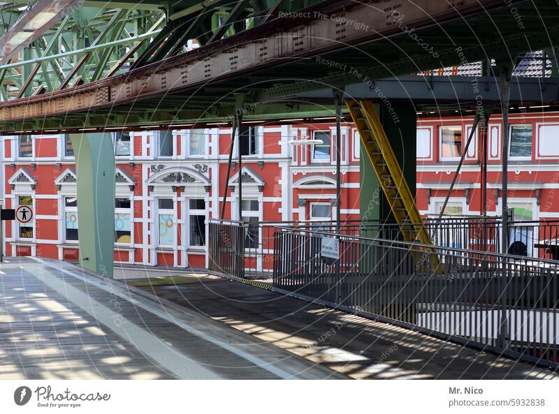 UT I Nur schweben ist schöner I Endstation Schwebebahn Verkehrsmittel Hochbahn Stadt Wuppertal Wuppertaler Schwebebahn Bahnverkehr Stadtverkehr