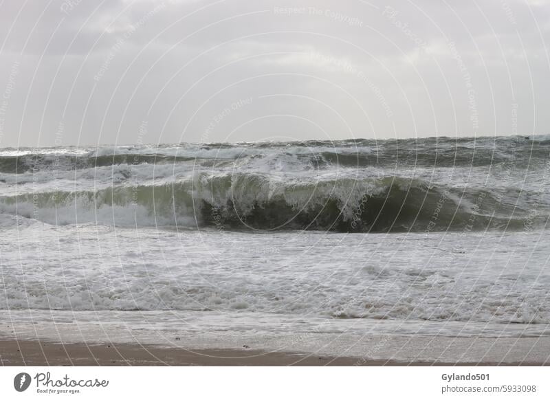 Brechende Welle in der Nordseebrandung brechende Welle Nordseeküste Nordseestrand Wellen Sturm Meer stürmisch Wellengang Brandung Gischt Küste Wasser Strand