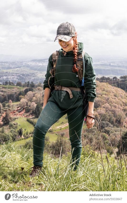 Wanderin genießt malerische Bergsicht Frau Wanderer Berge u. Gebirge Natur Landschaft im Freien Abenteuer Trekking erkundend Ansicht grün Kleidung Kaukasier