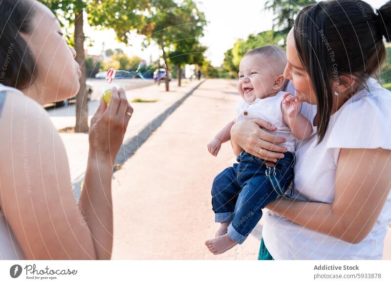 Generiertes Bild lesbisch Paar Baby Sohn Park Schaumblase Lächeln Familie im Freien Fröhlichkeit Liebe Mutter Kind Freude lässig Tag Sonnenlicht Bonden