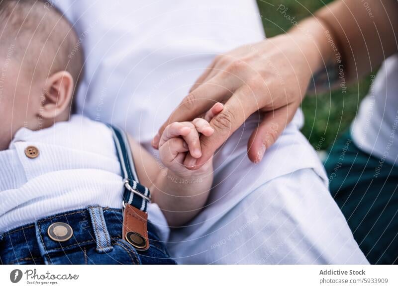 Zärtlicher Moment zwischen einem lesbischen Paar und seinem Sohn Familie Liebe Einheit Zärtlichkeit berühren Hand Finger Griff Kind Mutter Bonden Nahaufnahme