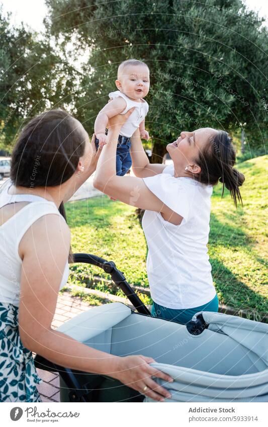 Lesbisches Paar und ihr Sohn genießen das Spielen im Freien lesbisch Familie Park sonnig Freude Liebe Spielzeit Fröhlichkeit Kind Heben Air Moment Lächeln Spaß