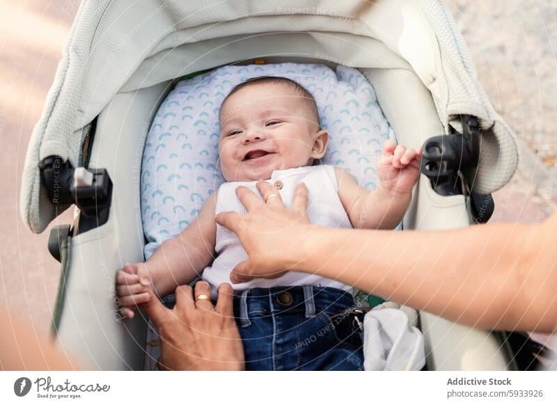 Generiertes Bild Baby Kinderwagen lesbisch Paar Familie Freude Bonden Lächeln Hände Säugling Liebe Fröhlichkeit Kindererziehung Mütter im Freien Sonnenschein