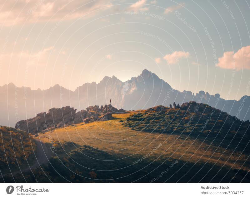 Sonnenaufgang in den Picos de Europa mit entfernter Figur in der Silhouette Picoos de europa Kantabrien Berge u. Gebirge Natur Nebel unkenntlich anonym