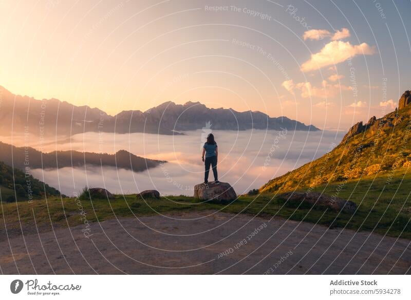 Unbekannte Person bei der Erkundung der Picos de Europa bei Sonnenaufgang Picoos de europa Natur Landschaft Nebel Tal Berge u. Gebirge Felsen Stehen Frau