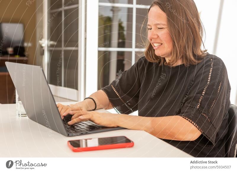 Geschäftsfrau im Rollstuhl arbeitet an ihrem Laptop Frau Business Büro heimwärts Arbeit Behinderung Zugänglichkeit Technik & Technologie Computer modern Glück