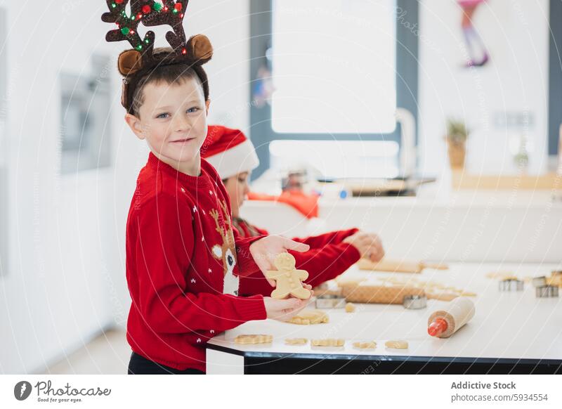 Zwillinge bereiten Weihnachtsplätzchen in der Festtagsküche vor Weihnachten Essen zubereiten Küche Keks Dekoration & Verzierung backen Lebkuchen Lächeln