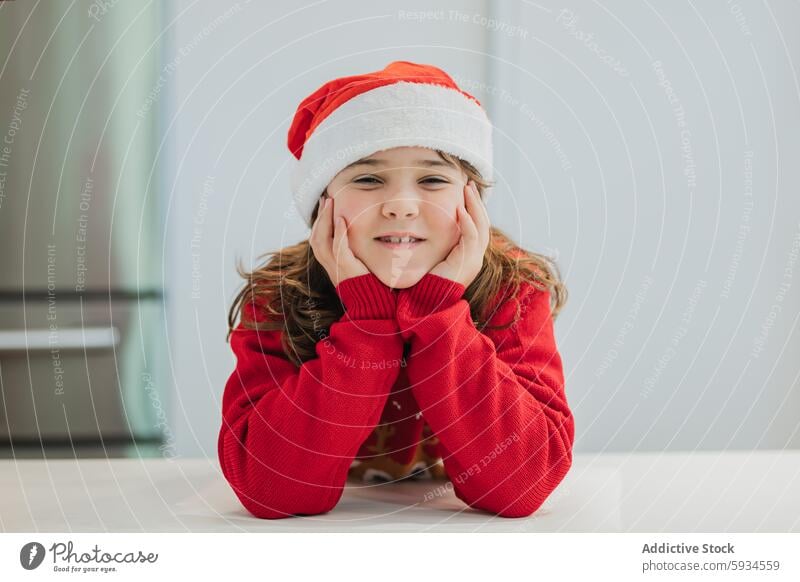 Junge Mädchen in festlicher Kleidung beim Kochen für Weihnachten Zwilling Kind Küche backen Essen zubereiten Keks Weihnachtsmütze Feiertag Schwester Familie