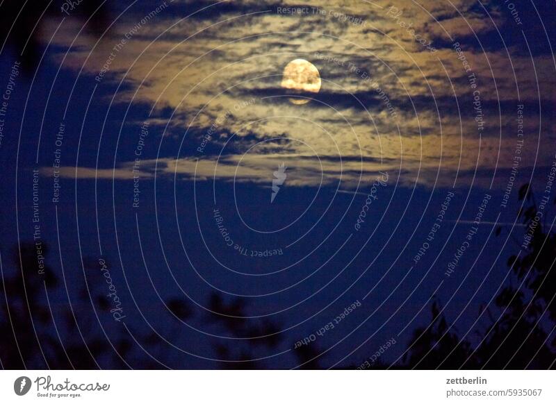 Zunehmender Mond hinter Wolken abend altocumulus drohend dunkel dämmerung düster farbspektrum feierabend froschperspektive gestirn gewitter haufenwolke himmel