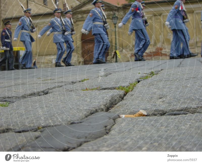 CZ-Soldaten Zigarette Krieg Mensch blau Straße Zigarettenstummel