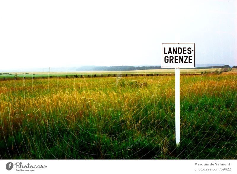 Sozialistische Gardinen Wiese Mauer Wand Schilder & Markierungen Unbehagen Grenze Zone Zonengrenze Todesstreifen Zaun Wachturm Minenfeld Selbstschußanlage