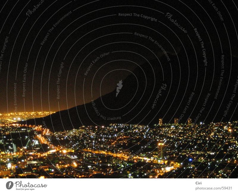 Cape Town Nightshot glühen Hafenstadt Hochhaus Tafelberg Kapstadt Devil's Peak Südafrika Atlantik dunkel Nacht glänzend Stadt Küste Nachtaufnahme Afrika