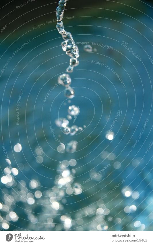 Tanzende Tropfen Brunnen Tiefenschärfe spritzen Unschärfe Licht Wasser Wassertropfen blau water Freude joy blue Sonne glizern