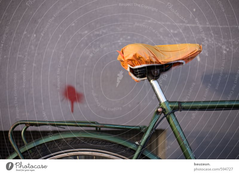 der rote punkt. Freizeit & Hobby Fahrradfahren Ausflug Fitness Sport-Training Haus Mauer Wand Fassade Fenster Fahrradsattel Metall Kunststoff Graffiti grün