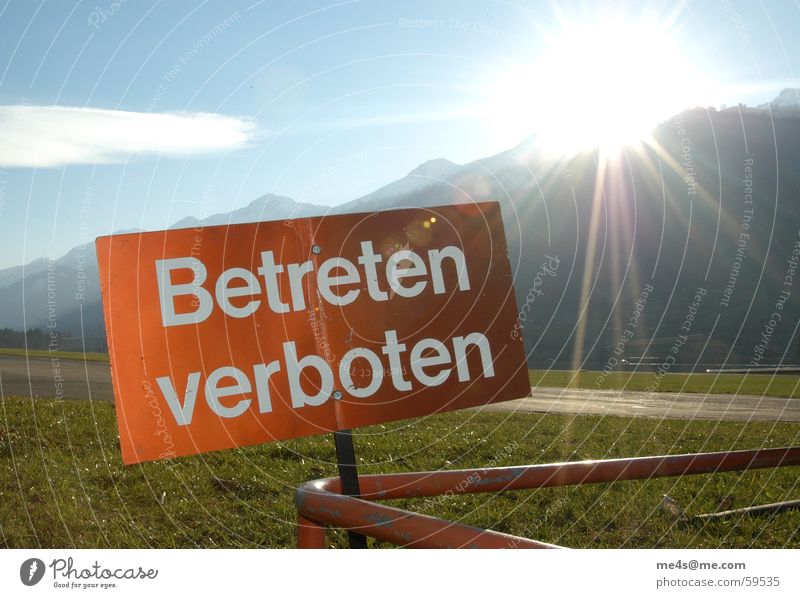 ... immer schön drauftrampeln Verbote gehen Spaziergang Flugplatz Flugzeug Gegenlicht Reflexion & Spiegelung rot weiß grün Wolken angeblättert Gras Buchstaben