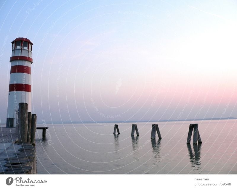 Stille (...Dynamik) Leuchtturm See ruhig Steg Anlegestelle Ferne Außenaufnahme Podersdorf am See Sonnenuntergang träumen Erholung Österreich Wasser Himmel