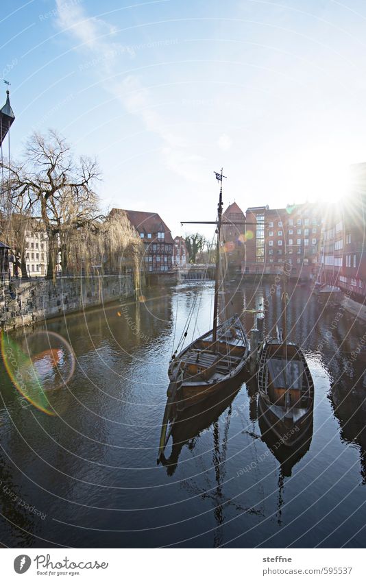 Around the World in Germany: Lüneburg Sonnenlicht Schönes Wetter Hafen Binnenschifffahrt Bootsfahrt Segelboot ästhetisch Textfreiraum oben Textfreiraum unten