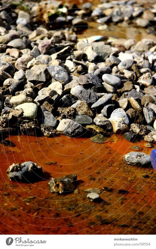 Steine im Rostwasser Wasser rot Licht orange red water stone light hell Kontrast