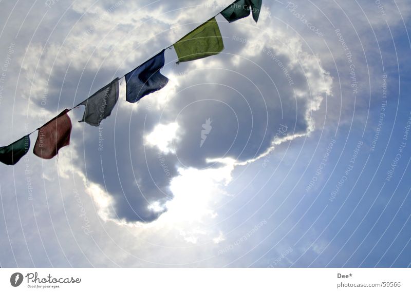 tibetische Gebetsfahnen Tibet Nepal Fahne Wolken Sonnenstrahlen weiß grün Luft Mount Everest Bergsteigen Absturz Himalaya Himmel Wind fliegende fahnen