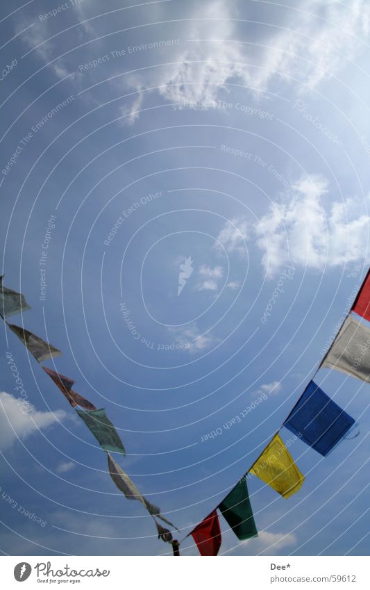 tibetische Gebetsfahnen die zweite Tibet Nepal Fahne Wolken Sonnenstrahlen weiß grün Luft Mount Everest Bergsteigen Absturz Himalaya Himmel Wind