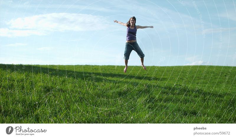 jump! springen Wiese grün Gras Wolken Frau Himmel blau Rasen Schatten Freude Freiheit