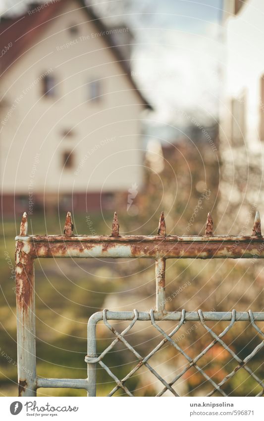 abgrenzung Wohnung Haus Garten Einfamilienhaus Tür bedrohlich Spitze Kontrolle Schutz Verbote Gartenzaun stachelig Grenze Revier Nachbar Farbfoto