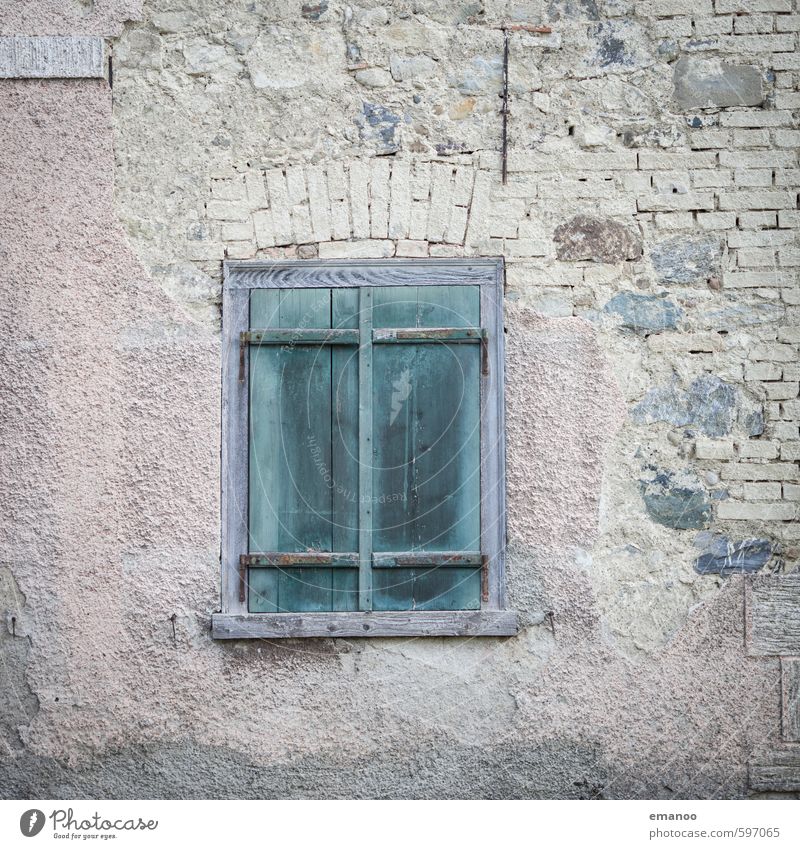 heute geschlossen Dorf Haus Hütte Ruine Gebäude Architektur Fassade Fenster Stein Holz alt Armut authentisch dreckig kaputt retro grün Fensterladen Bauernhof