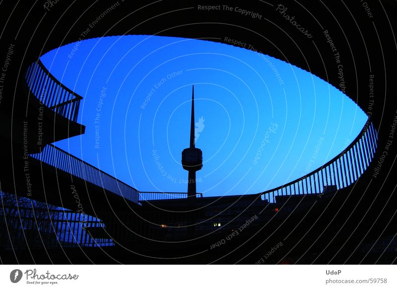 Schwungvoll Uhrenturm Cottbus Brücke Bogen blau Abend Geländer Silhouette