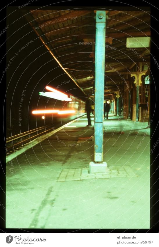 Bahnhof Mann Bahnsteig fahren Nacht Eisenbahn