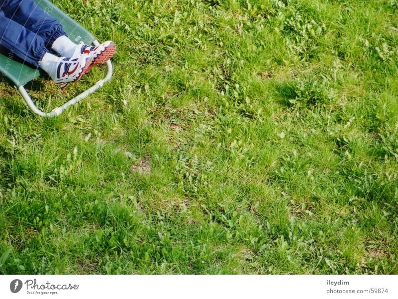 Stückchen Sommer grün Liegestuhl Wiese Frühling Schuhe Platz Ferien & Urlaub & Reisen Camping ruhig Erholung Rasen liegen Freiheit Natur