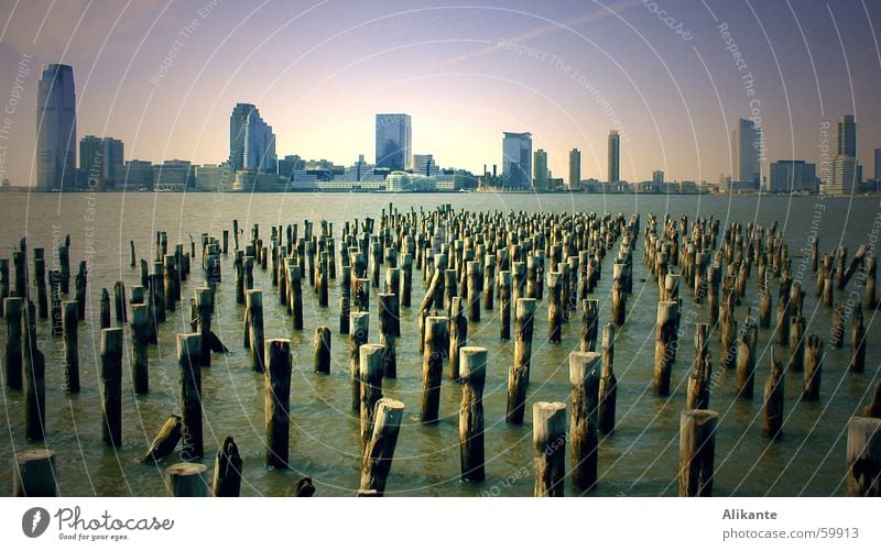 New Jersey Skyline Hochhaus Ferne glänzend schön nass kalt Wasserfahrzeug Küste Meer Steg Anlegestelle New York City Manhattan Amerika Hudson River Frachter