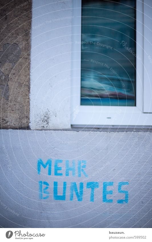 . Haus Renovieren Anstreicher Bauwerk Gebäude Mauer Wand Fassade Fenster Stein Glas Schriftzeichen Graffiti streichen Häusliches Leben Freundlichkeit