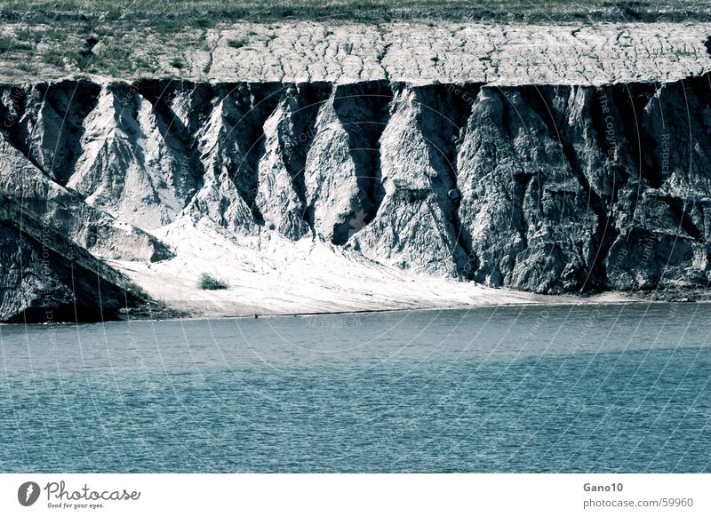 Wasser im Weltall See Küste kalt Einsamkeit tauchen schroff blau bleu shore lake water shoreline Hoffnungslosigkeit Klarheit