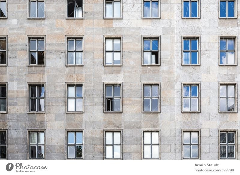 Alte Hausfassade Design Stadt Hauptstadt Stadtzentrum Menschenleer Bauwerk Mauer Wand Fassade Fenster Sehenswürdigkeit alt blau grau abstract ancient