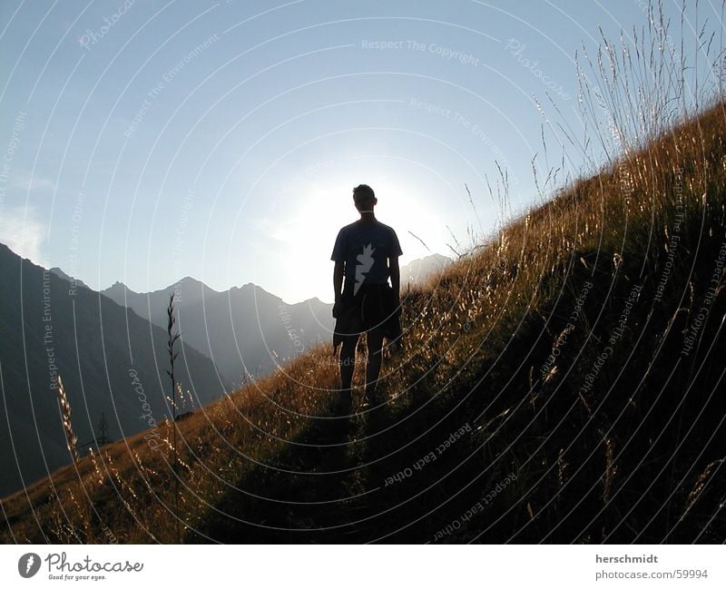 Sunny Boy over the mountains Schweiz Mann Gegenlicht Alm Wiese Gras Berge u. Gebirge Schatten Sonne