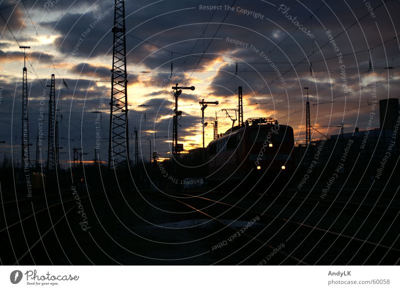 Aufbruch in die Nacht Lokomotive Sonnenuntergang Fahrleitungsmast Wolken München Oberleitung Außenaufnahme Bahnhof 151 hp0 Abend Signal Eisenbahn rangierbahnof