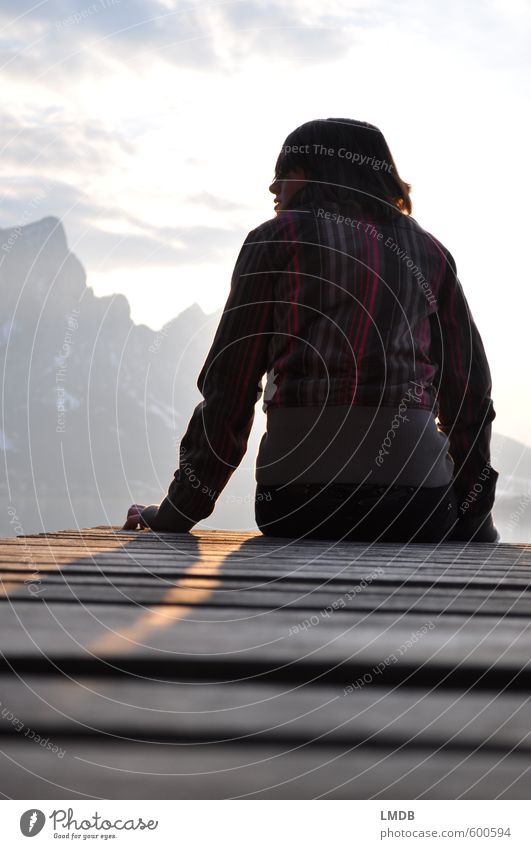 Stege am Mondsee sind neuerdings in! feminin Mädchen Junge Frau Jugendliche Körper Rücken 1 Mensch 13-18 Jahre Kind kalt Berge u. Gebirge Himmel Wolken