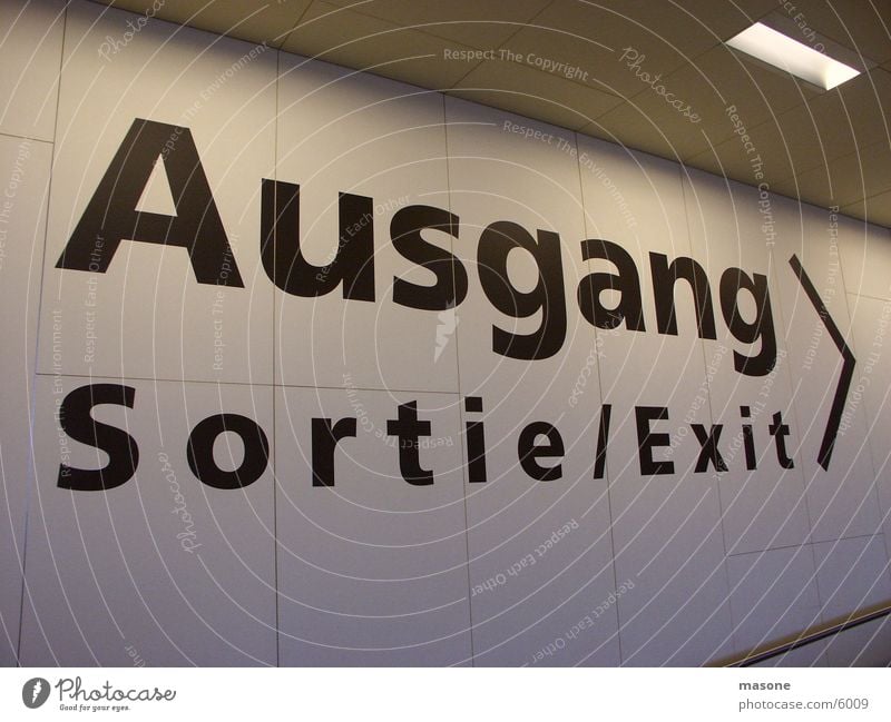 Ausgang Beschriftung Wand Architektur Sortie exit Tür Schriftzeichen