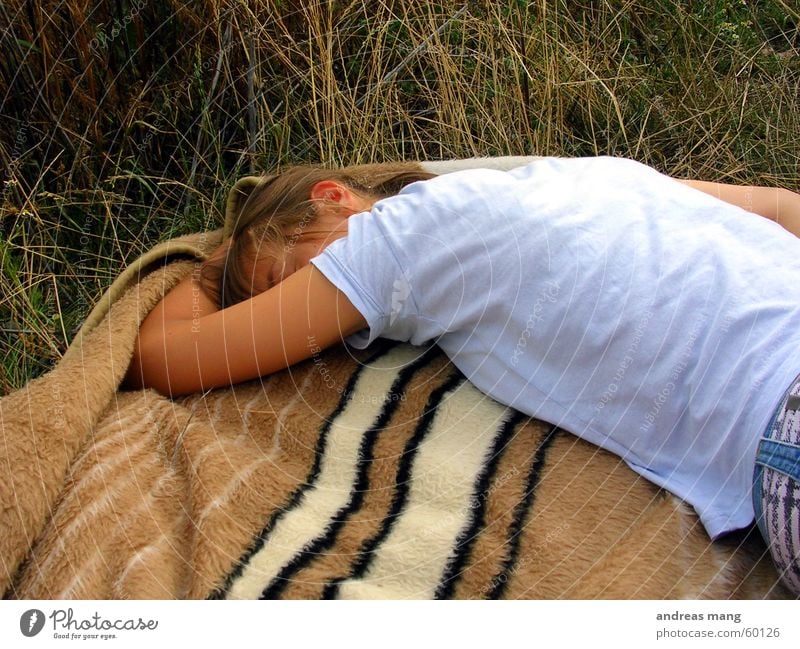 total müde Frau schlafen Gras Feld woman sleeping Decke field Erholung blanket