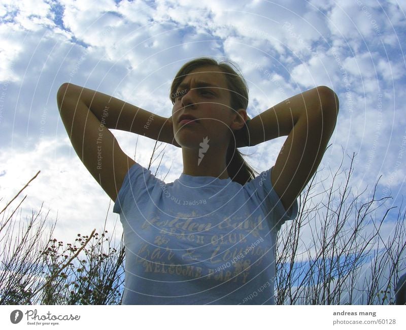 02 Feld Frau Gras Wolken Haare & Frisuren Himmel field woman thinking Denken Blick looking