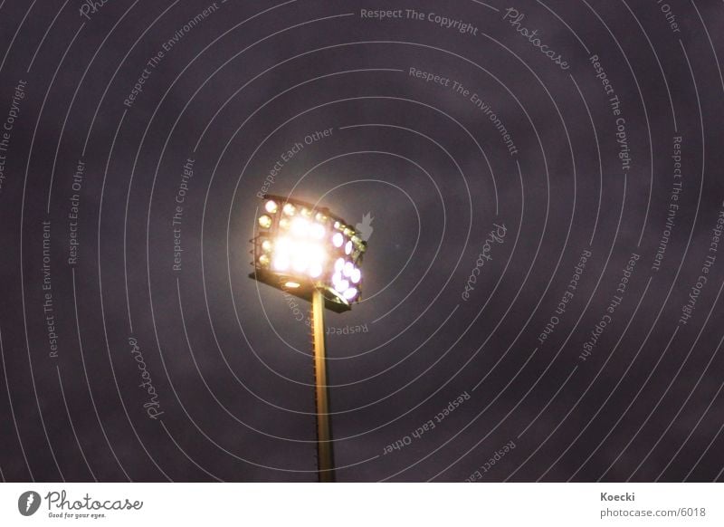 Flutlicht :) Farbfoto Außenaufnahme Abend Kunstlicht Tribüne Sportstätten Sportveranstaltung Fußballplatz Stadion dunkel Derby soccer flutlichtmast Licht Wolken