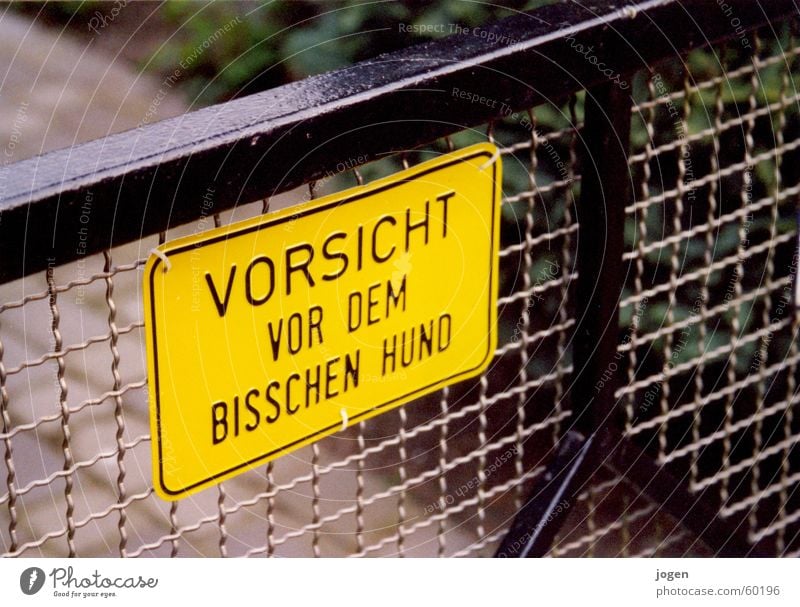 der will nur spielen.... Hund Gartentor Wortspiel gelb Zaun Wachsamkeit Warnschild Gartenzaun schwarz Gitter Witz Humor Tier bissig Postbote Hinweisschild