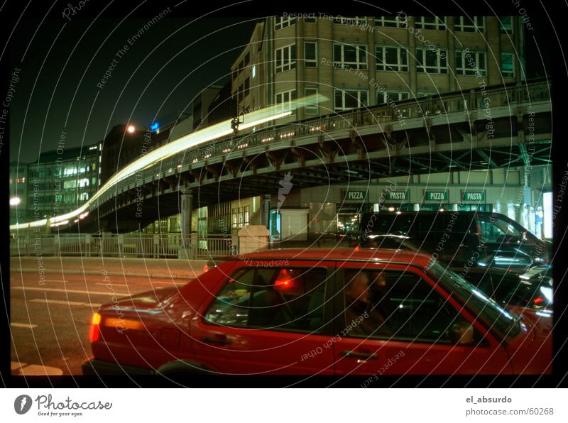 Im Land der Raketenwürmer Wurm Licht Nacht Langzeitbelichtung Belichtung Hamburg Eisenbahn PKW Straße