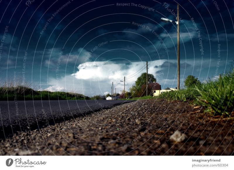 wie in kansas Länder Strommast Wolken Gras Wiese Wassergraben Sturm Verkehr Himmel Gewitter country Landschaft Straße road Wetter Regen Straßengraben