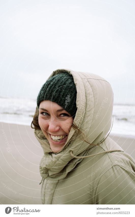 Beach Ferien & Urlaub & Reisen Ausflug Ferne Freiheit Strand Meer Insel Wellen feminin 1 Mensch Küste Nordsee Ostsee Mütze Abenteuer Erholung Freude