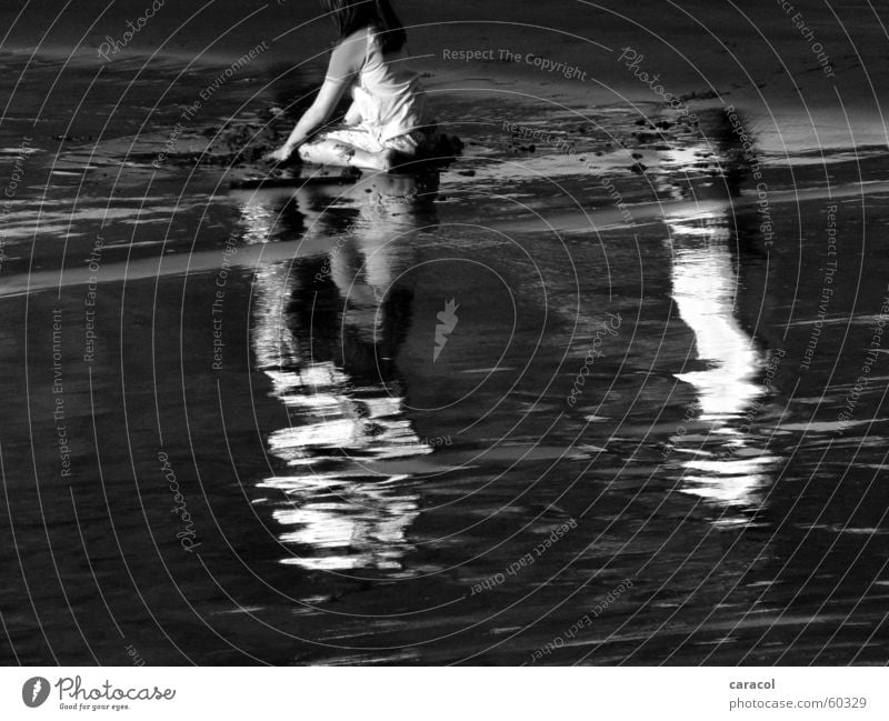 Beach Life Strand schwarz weiß grau Mädchen Kind Spielen nass Sand black white grey child playing Schatten shadow reflektion reflection water Wasser wet