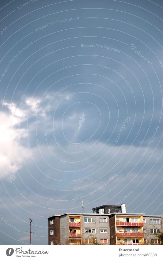 ...vorm Gewitter... Hochhaus Haus dunkel Wolken Regen Dach Himmel high-rise building multi-story building thunderstorm clouds